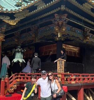 一名男子和一名女子站在一栋建筑物前