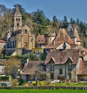 山上的一组房屋和一座教堂