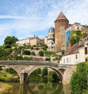 城堡前河上的一座桥