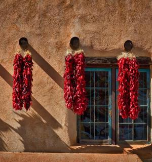 okno na budově s červenými stužkami