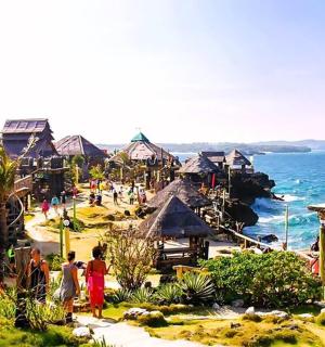 一群人站在海边的沙滩上