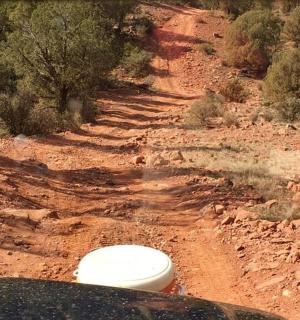 toaleta uprostřed prašné cesty