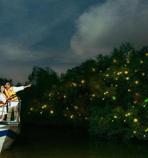 muž a žena na lodi ve vodě