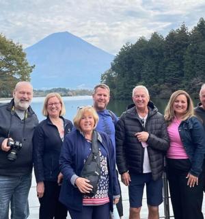 一群人以山为背景摆姿势拍照