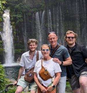 一群人在瀑布前摆姿势