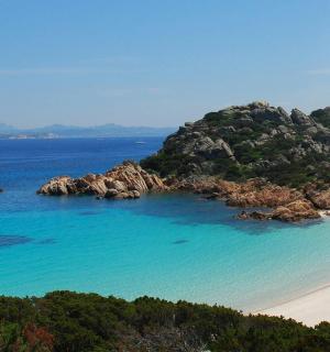 水中布满岩石的海滩