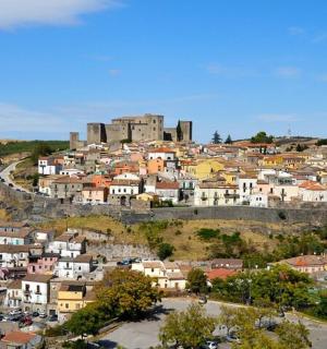 una città su una collina con un castello sullo sfondo