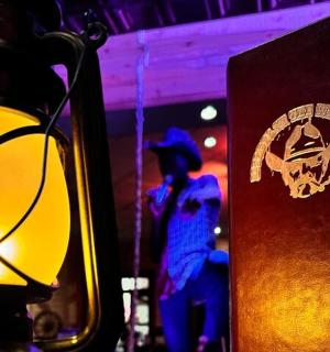 一名男子站在一块带有骷髅头的标志牌前