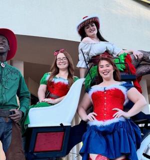 skupina lidí sedících na koňském povoze