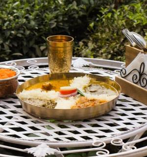 stůl s miskou jídla na stole