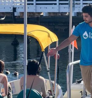 muž stojící na lodi ve vodě