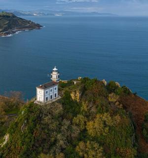 maják na kopci u oceánu