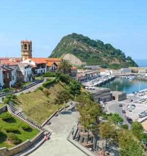 pohled na město s přístavem a oceánem