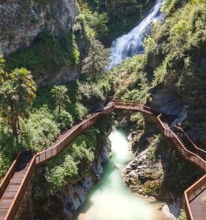 Letecký pohled na most přes řeku s vodopádem