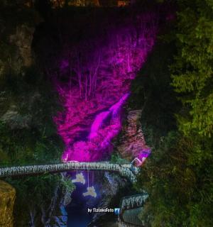 most přes řeku s fialovým vodopádem