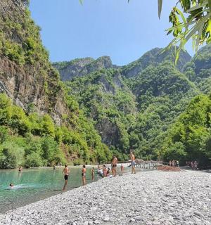 sekumpulan orang di pantai berhampiran gunung