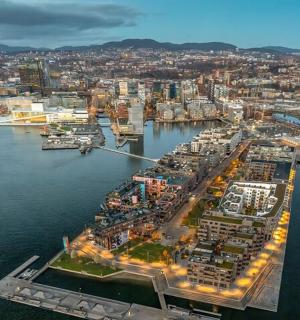 鸟瞰港口和城市