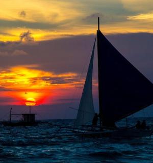 日落时分的海上帆船