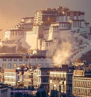 velká bílá budova na vrcholu města