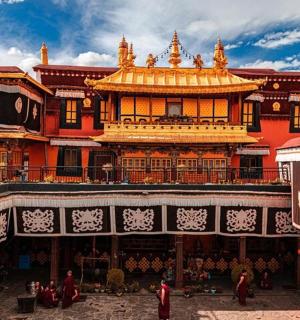 velká budova se zlatou střechou a lidé před ní