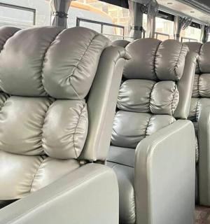 公交车上的一排软垫座椅