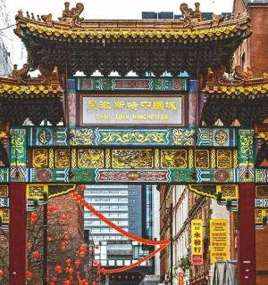 una gran porta al mig d'una ciutat