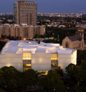 velká bílá budova ve městě v noci