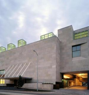 budova s červenou cedulí nahoře