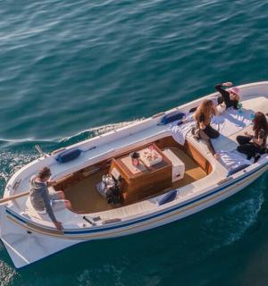 一群人在水中的船上