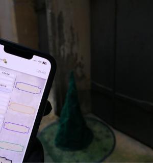 手里拿着手机的人