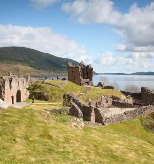 位于水边山上的城堡