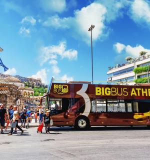 一辆公共汽车停在一群人面前