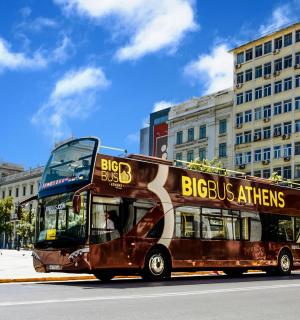 dvoupatrový autobus jedoucí po městské ulici