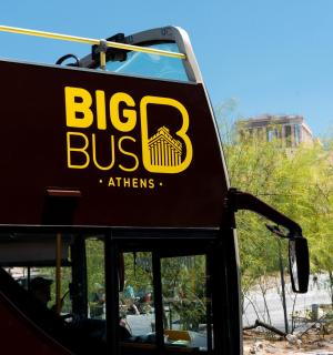 Velký autobus s nápisem velký autobus Atény