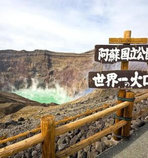 et skilt på siden af en vej, der kigger på et vandfald