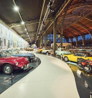 skupina vozů vystavených v automobilovém muzeu