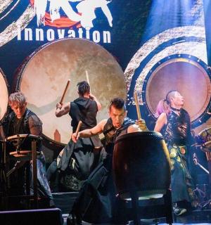 一群人在舞台上打鼓