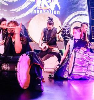 一群人在舞台上演奏乐器