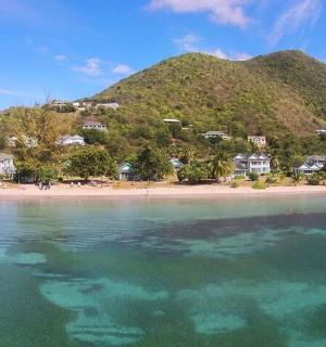 海滩景色,有房屋和山脉