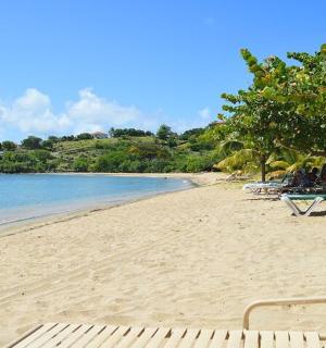 有椅子的沙滩和大海