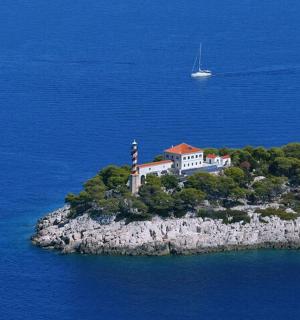 水上岛上的房子和一艘船