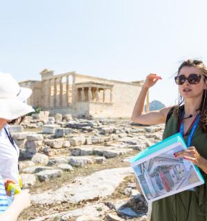 两名女子站在古代遗址前