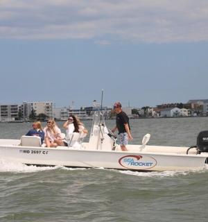 一群人在水中的船上