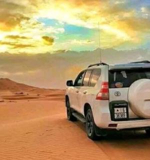 一辆白色SUV穿越沙漠