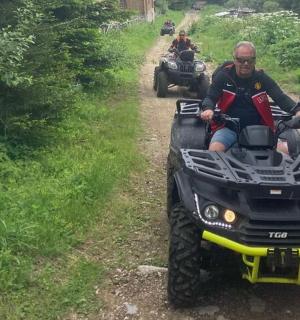 一名男子骑着四轮车在土路上行驶