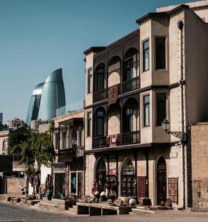 一座以两座摩天大楼为背景的建筑物