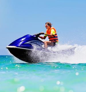 一名男子在水中驾驶水上摩托艇