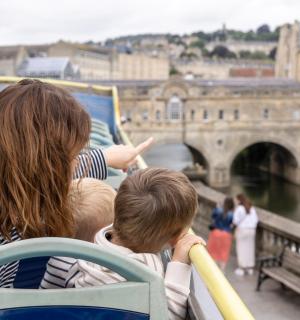 一名妇女和一名儿童正在看桥