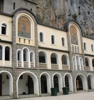 一座有拱门和山的大楼