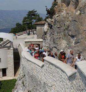 一群人坐在石墙上